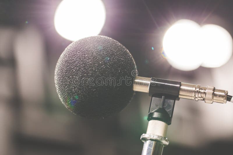 Mikrofon för hög exakthet i rum för oväsenljudprovning med LEDD ljus bokeh för hög set teknologi symbolsskola för utbildning Mikr arkivbild Mikrofon för hög exakthet i rum för oväsenljudprovning med LEDD ljus bokeh för hög set teknologi symbolsskola för utbildning Mikr arkivbild