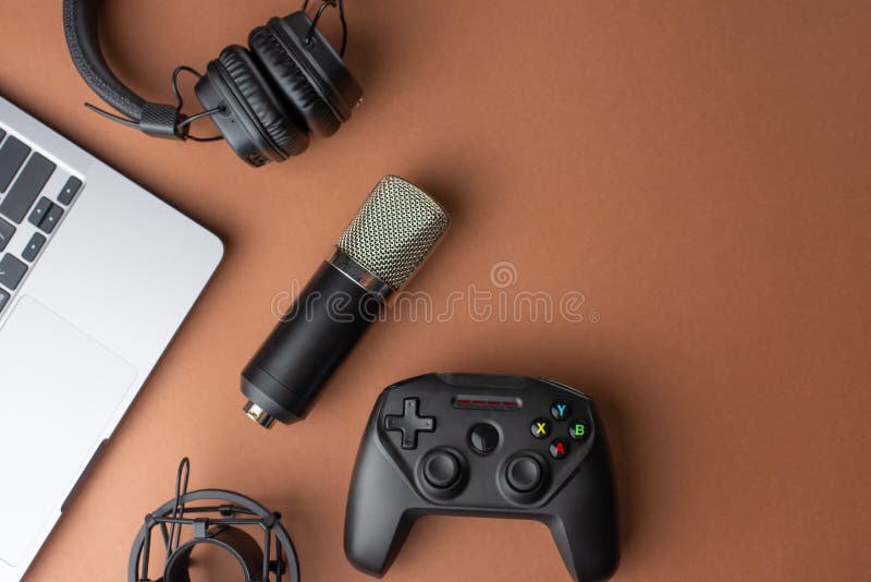 Mikrofon i słuchawki studio laptop i aparat joystick lub gamepad na tle blogger strumień gracza grającego w radio i podkasty. płaski widok górny.