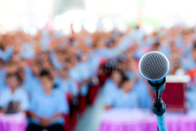 Mikrofon över den suddiga affärskonferenskorridoren eller seminariumrummet, suddig bakgrund royaltyfria foton Mikrofon över den suddiga affärskonferenskorridoren eller seminariumrummet, suddig bakgrund royaltyfria foton