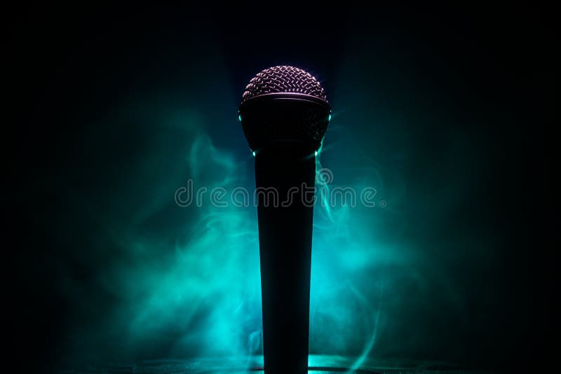 Mikrofonkaraoke, konsert R?st- ljudsignal mic i l?gt ljus med suddig bakgrund Levande musik, ljudutrustning Karaokekonsert, arkivbild Mikrofonkaraoke, konsert R?st- ljudsignal mic i l?gt ljus med suddig bakgrund Levande musik, ljudutrustning Karaokekonsert, arkivbild