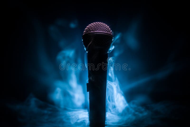 Mikrofonkaraoke, konsert R?st- ljudsignal mic i l?gt ljus med suddig bakgrund Levande musik, ljudutrustning Karaokekonsert, royaltyfria bilder Mikrofonkaraoke, konsert R?st- ljudsignal mic i l?gt ljus med suddig bakgrund Levande musik, ljudutrustning Karaokekonsert, royaltyfria bilder