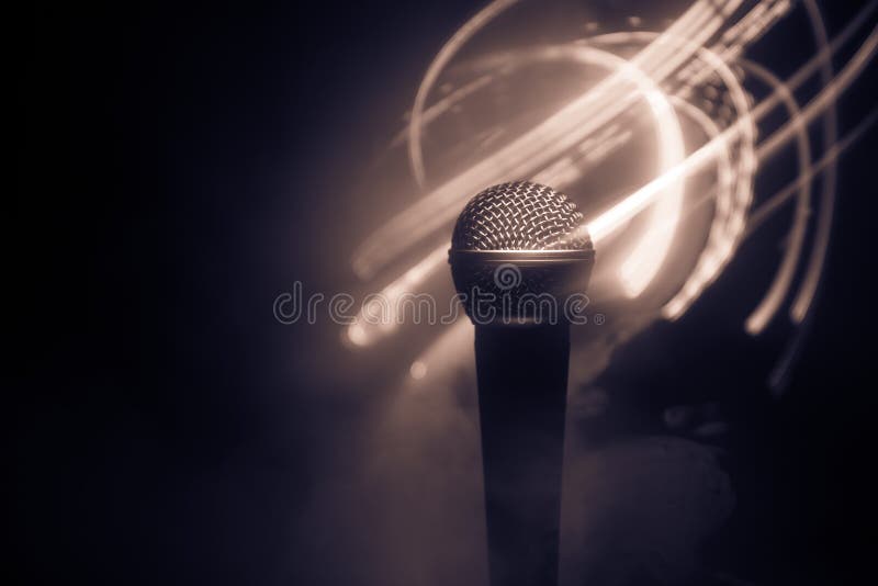 Mikrofonkaraoke, konsert R?st- ljudsignal mic i l?gt ljus med suddig bakgrund Levande musik, ljudutrustning Karaokekonsert, royaltyfri bild Mikrofonkaraoke, konsert R?st- ljudsignal mic i l?gt ljus med suddig bakgrund Levande musik, ljudutrustning Karaokekonsert, royaltyfri bild