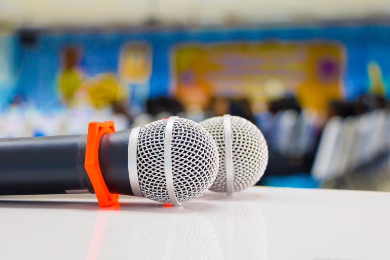 Mikrofonradioapparat zwei Abschluss oben im Konferenzseminarraum mit Kopienraum addieren Text: Wählen Sie Fokus mit flacher Schär stockbild Mikrofonradioapparat zwei Abschluss oben im Konferenzseminarraum mit Kopienraum addieren Text: Wählen Sie Fokus mit flacher Schär stockbild