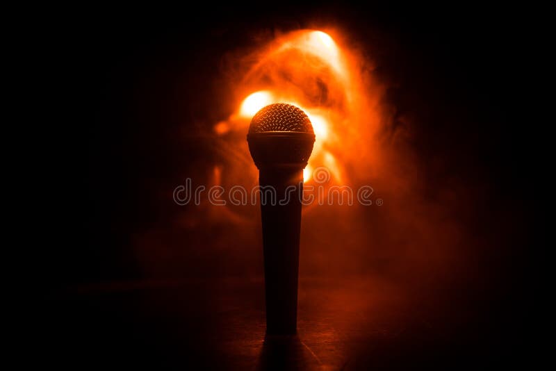 Mikrofonu karaoke, koncert Wokalnie audio mic w niskim ?wietle z zamazanym t?em Muzyka na ?ywo, audio wyposa?enie Karaoke koncert fotografia royalty free Mikrofonu karaoke, koncert Wokalnie audio mic w niskim ?wietle z zamazanym t?em Muzyka na ?ywo, audio wyposa?enie Karaoke koncert fotografia royalty free