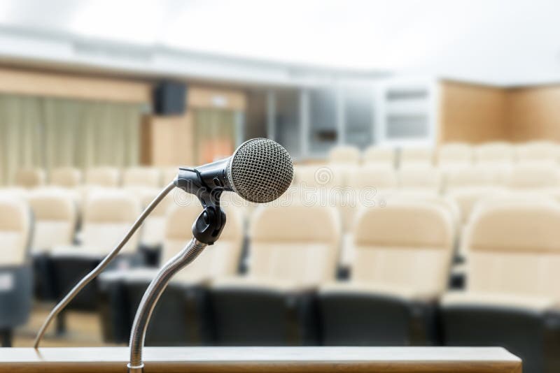 Mikrofonu stojak na podium z abstrakcjonistyczną plamy fotografią conferenc obraz royalty free