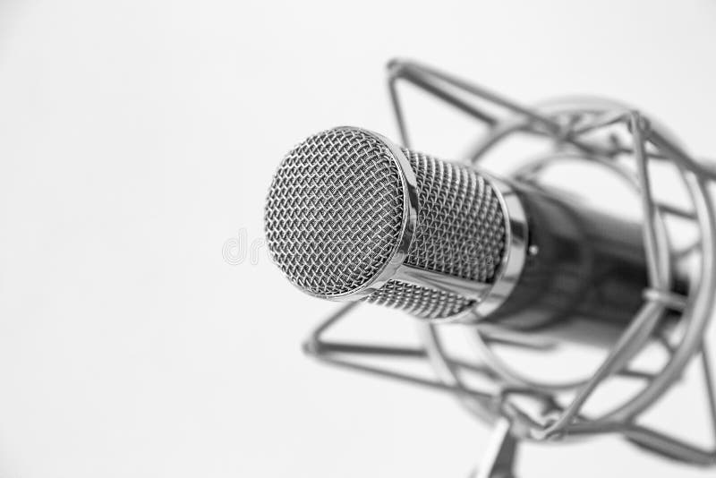 Mikrofonu stojak odizolowywa na białym tle fotografia royalty free