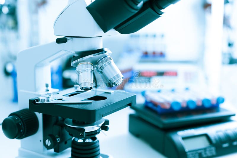 Mikroskop för medicinskt laboratorium royaltyfri foto