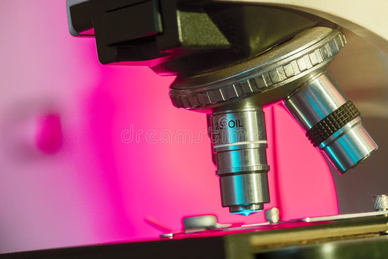 Mikroskop för medicinskt laboratorium arkivfoto