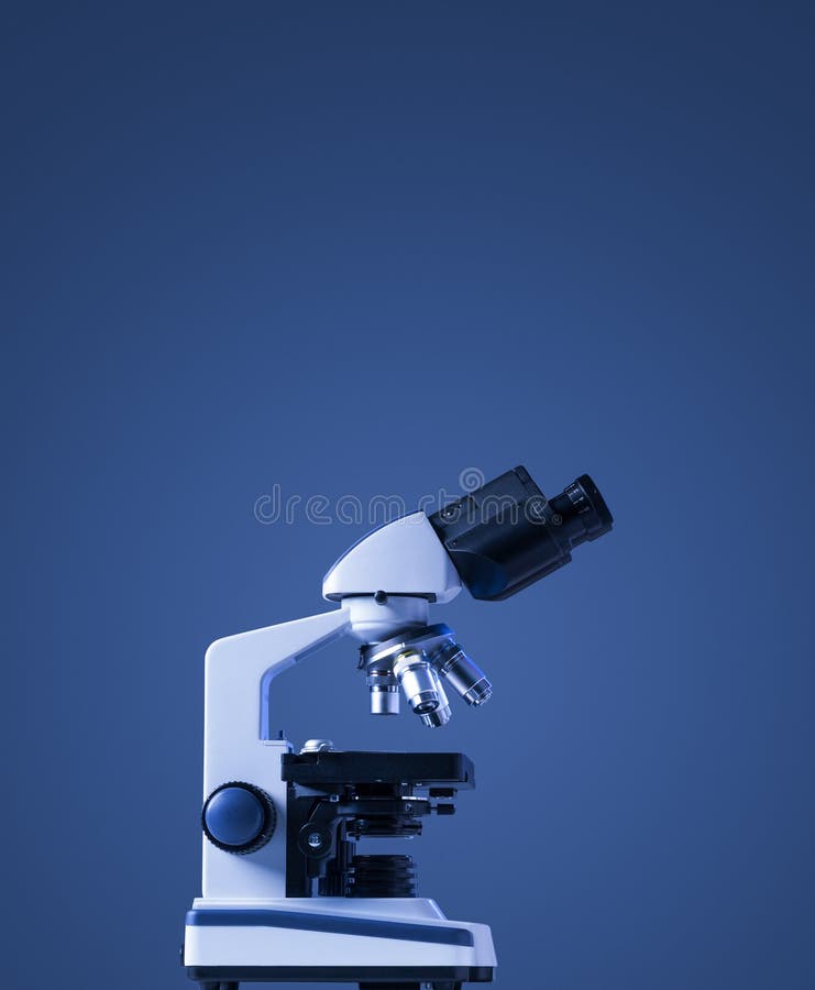 Mikroskop för professionellt laboratorium i blå bakgrund fotografering för bildbyråer