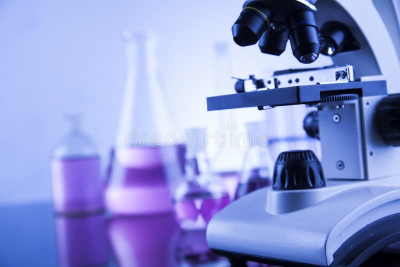 Mikroskop i medicinskt laboratorium, forskning och experiment royaltyfria bilder