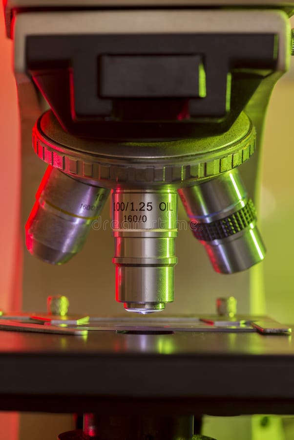 MikroskopCloseup för medicinskt laboratorium fotografering för bildbyråer