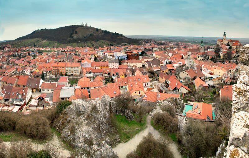 Mikulov, punto di vista della zona orientale della città, repubblica Ceca fotografie stock Mikulov, punto di vista della zona orientale della città, repubblica Ceca fotografie stock