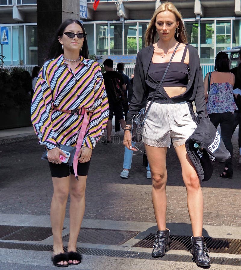 MILÁN, ITALIA - 16 DE DE 2018: Mujeres Moda Que Presentan La Calle Antes Del Desfile De Moda De MARNI, Durante Milan Imagen editorial - Imagen de pares: 122504850