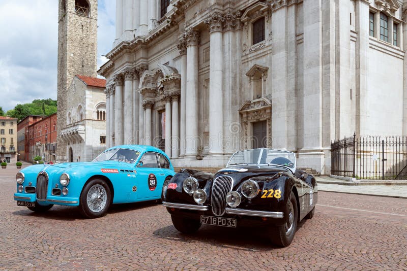1000 mil 2019 Brescia, W?ochy, - Maj 14, 2019: Historyczna Mille Miglia samochodowa rasa Wystawa dziejowi roczników samochody w fotografia stock 1000 mil 2019 Brescia, W?ochy, - Maj 14, 2019: Historyczna Mille Miglia samochodowa rasa Wystawa dziejowi roczników samochody w fotografia stock