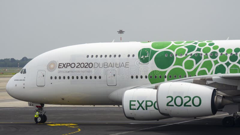 Milaan, Itali? Malpensa Internationale Luchthaven Luchtbus A380 bij de terminal De Luchtvaartlijnen van emiraten Expo 2020 de liv royalty-vrije stock foto's Milaan, Itali? Malpensa Internationale Luchthaven Luchtbus A380 bij de terminal De Luchtvaartlijnen van emiraten Expo 2020 de liv royalty-vrije stock foto's