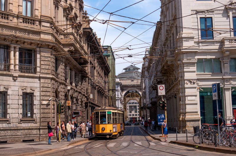 Milaan, Italië - Mei 25, 2016: Mening van Galleria Vittorio Emanuele II door Piazza Cordusio royalty-vrije stock foto's Milaan, Italië - Mei 25, 2016: Mening van Galleria Vittorio Emanuele II door Piazza Cordusio royalty-vrije stock foto's