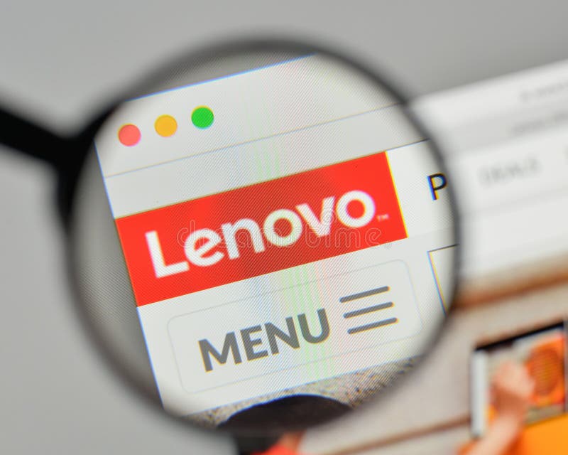 Milaan, Italië - November 1, 2017: lenovoembleem op het websitehuis royalty-vrije stock fotografie Milaan, Italië - November 1, 2017: lenovoembleem op het websitehuis royalty-vrije stock fotografie