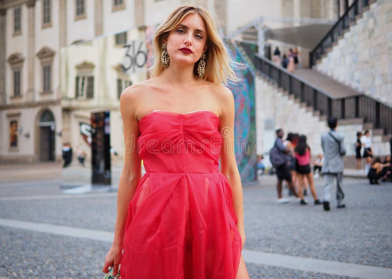 MILAAN, Italië: 21 september, 2018: De uitrusting van de straatstijl na HANDELING 1 modeshow royalty-vrije stock foto's MILAAN, Italië: 21 september, 2018: De uitrusting van de straatstijl na HANDELING 1 modeshow royalty-vrije stock foto's