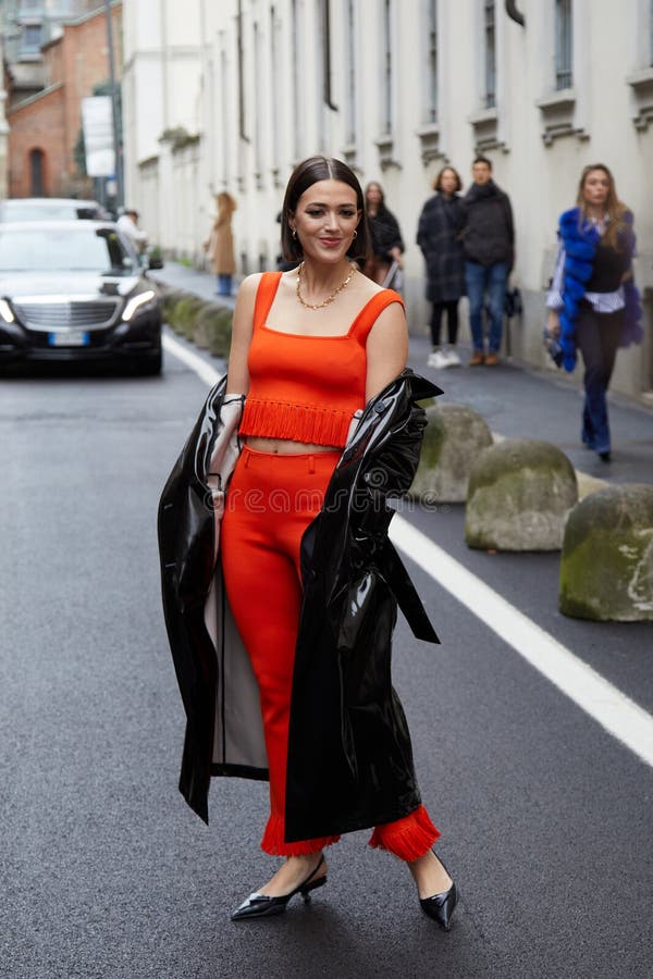 Milan Italia 26 De Febrero De 2023 : Mujer Pantalones De Color Naranja Y Impermeable Pvc Antes Del Espectáculo De Moda L Fotografía editorial - Imagen de equipo: