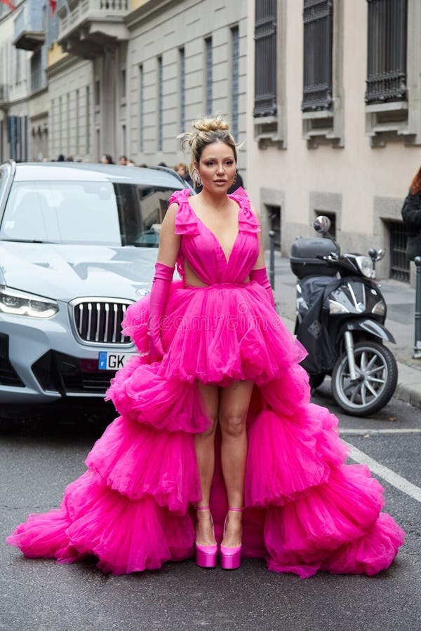 Milán, Italia - 21 de septiembre de 2019: Mujer con rosa glitter Buffalo  zapatillas Nike y calcetines antes Msgm Fashion Show, la Semana de la moda  de Milán street style Fotografía de stock - Alamy