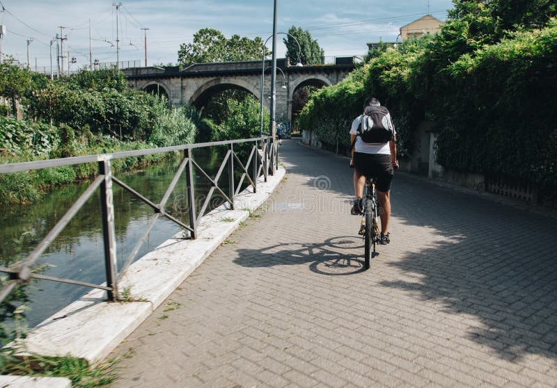 Milan ITALIE - juillet 2018 cycliste le long du canal de Martesana à Milan photographie stock libre de droits Milan ITALIE - juillet 2018 cycliste le long du canal de Martesana à Milan photographie stock libre de droits