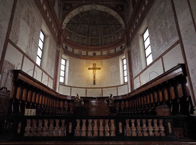 MILAN, ITALIE - 3 MAI 2018 : L'église interne du delle Grazie de Santa Maria détaille l'autel et le choeur l'Italie photos stock MILAN, ITALIE - 3 MAI 2018 : L'église interne du delle Grazie de Santa Maria détaille l'autel et le choeur l'Italie photos stock