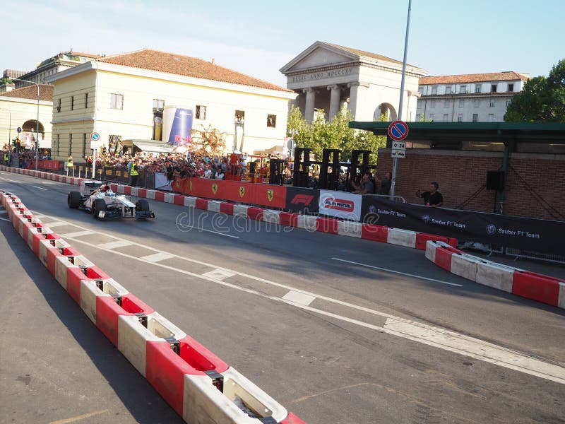 Milan Italien - Augusti 29, 2018: Charles Leclerc drev den Sauber Alfa Romeo bilen royaltyfri foto Milan Italien - Augusti 29, 2018: Charles Leclerc drev den Sauber Alfa Romeo bilen royaltyfri foto