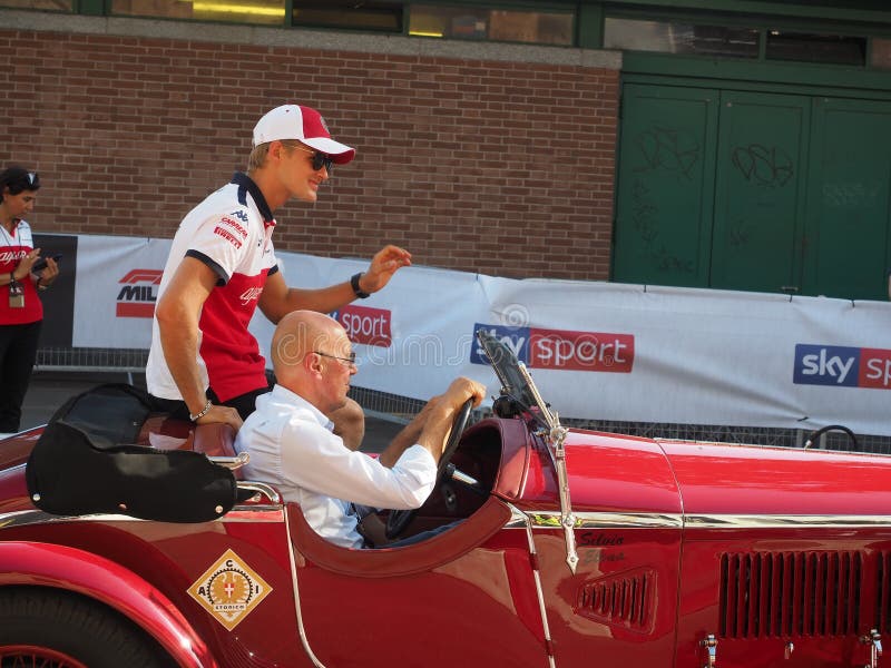 Milan Italien - Augusti 29, 2018: Marcus Ericsson som säger hälsningar till fans royaltyfri foto Milan Italien - Augusti 29, 2018: Marcus Ericsson som säger hälsningar till fans royaltyfri foto