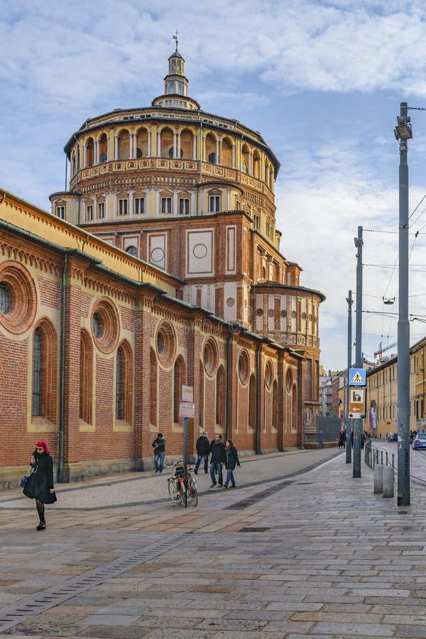 MILAN ITALIEN, JANUARI - 2018 - yttersidasikten av kyrkan för Santa Maria dellegrazie, som är berömd, vet för har Leonardo Da Vin arkivbilder MILAN ITALIEN, JANUARI - 2018 - yttersidasikten av kyrkan för Santa Maria dellegrazie, som är berömd, vet för har Leonardo Da Vin arkivbilder