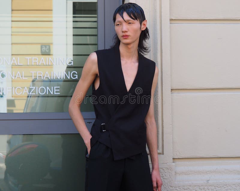 MILAN ITALIEN - JUNI 18, 2018: Modellera mannen som poserar för fotograf i gatan för AALTO-modeshow royaltyfria bilder MILAN ITALIEN - JUNI 18, 2018: Modellera mannen som poserar för fotograf i gatan för AALTO-modeshow royaltyfria bilder