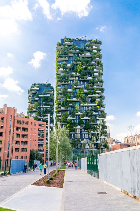 Milan Italien - Maj 29, 2018: Bosco Verticale vertikal skog ap royaltyfri bild Milan Italien - Maj 29, 2018: Bosco Verticale vertikal skog ap royaltyfri bild