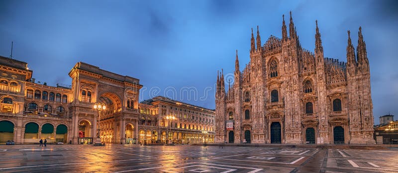 Milan Italien: Piazza del Duomo, domkyrkafyrkant royaltyfria bilder