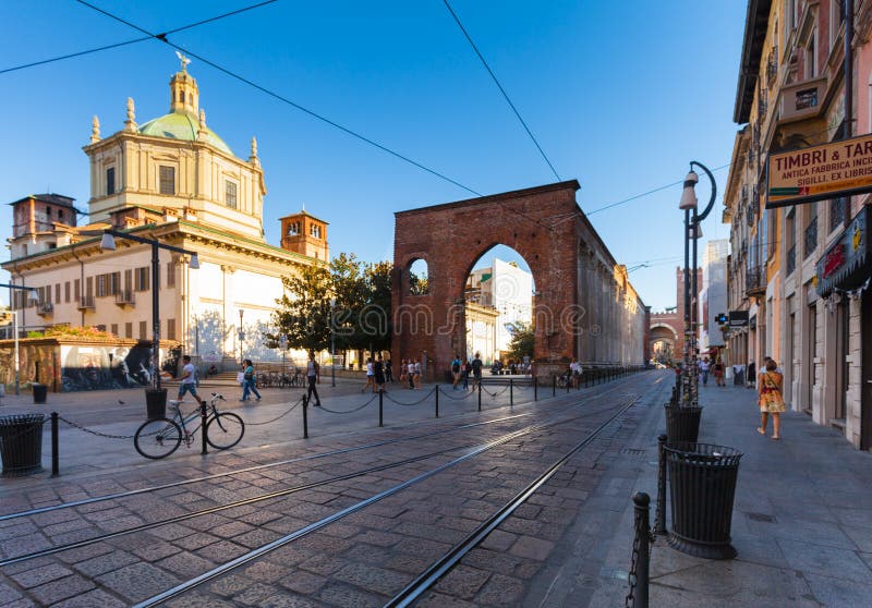 MILAN ITALIEN - September 12, 2016: Sikt på basilikan av San Lorenzo Maggiore, San Lorenzo Columns och järnvägarna för spårvagn` royaltyfri foto MILAN ITALIEN - September 12, 2016: Sikt på basilikan av San Lorenzo Maggiore, San Lorenzo Columns och järnvägarna för spårvagn` royaltyfri foto