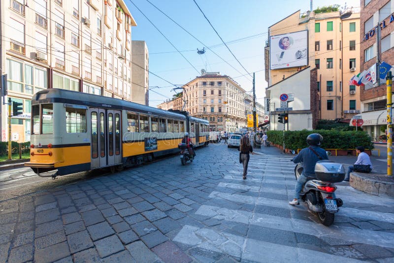 MILAN ITALIEN - September 06, 2016: Starten av trafikstockning med spårvagnen, bilar och sparkcyklar på den Torino gatan via Tori royaltyfria bilder MILAN ITALIEN - September 06, 2016: Starten av trafikstockning med spårvagnen, bilar och sparkcyklar på den Torino gatan via Tori royaltyfria bilder
