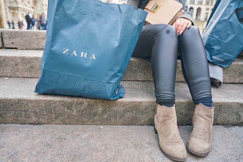 347 Zara Shopping Bag Stock Photos, High-Res Pictures, and Images