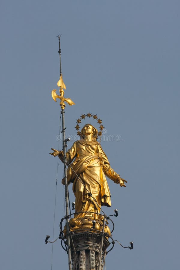MILAN, ITALY/EUROPE - FBRUARY 23 : Statue of Madunina on top of royalty free stock images MILAN, ITALY/EUROPE - FBRUARY 23 : Statue of Madunina on top of royalty free stock images