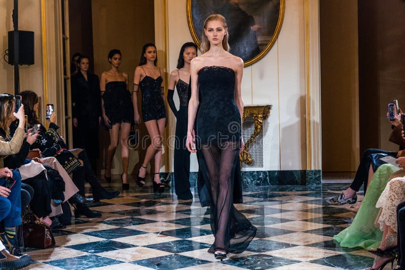 Milan italy febrero 25 : modelos caminan la final de la pista en el desfile de modas ermanno scervino