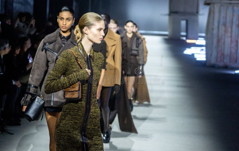 Milan italy febrero 24 : modelos caminan la final de la pista en el desfile de modas tods durante la semana de la moda milan