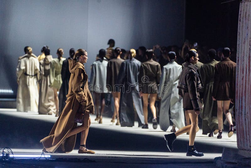 Milan italy febrero 24 : modelos caminan la final de la pista en el desfile de modas tods durante la semana de la moda milan