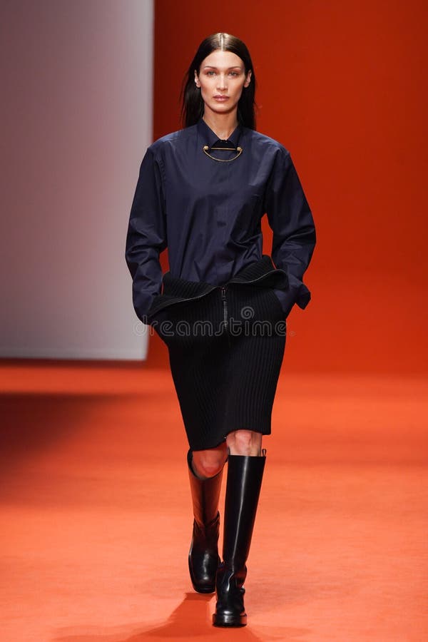 Bella Hadid Walks the Runway at the Versace Show during Milan Fashion Week  Spring/Summer 2018 Editorial Photo - Image of hairstyle, glamor: 133069146