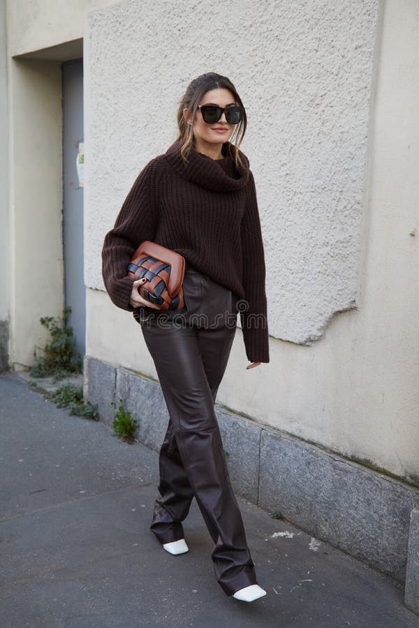 Woman with brown Fendi bag with wicker handle before Fendi fashion show,  Milan Fashion Week street style – Stock Editorial Photo © AndreaA.  #326232052