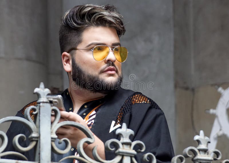 MILAN, ITALY - JANUARY 19: People gather outside Gucci fashion show building for Milan Men`s Fashion Week on JANUARY 19 royalty free stock image MILAN, ITALY - JANUARY 19: People gather outside Gucci fashion show building for Milan Men`s Fashion Week on JANUARY 19 royalty free stock image