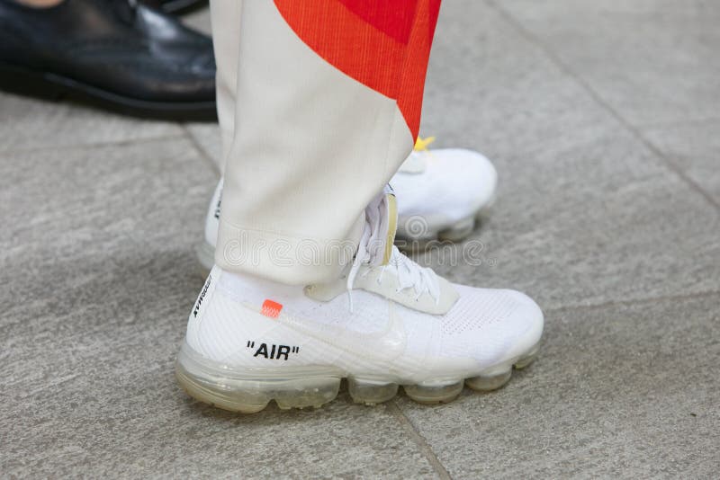 outfits with white vapormax