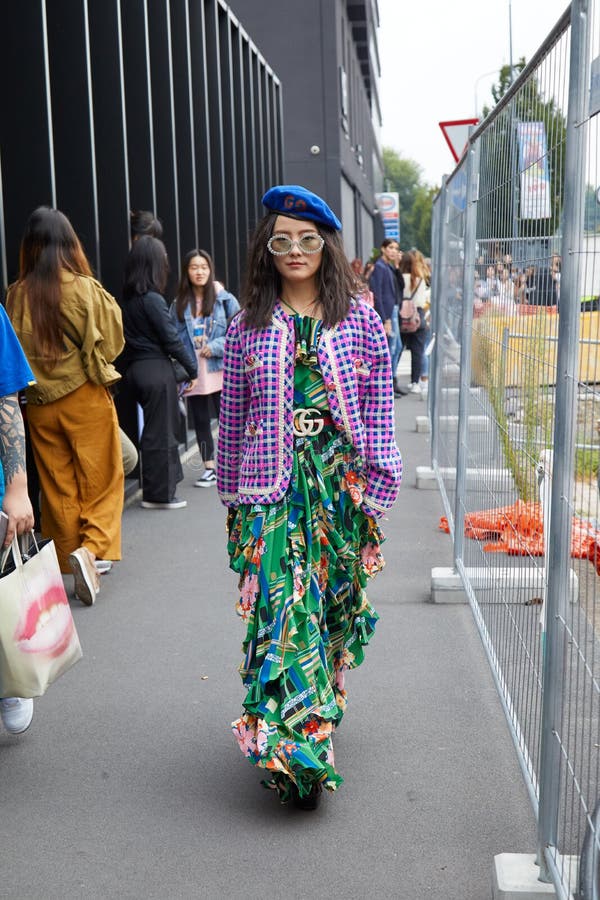 audiencia apoyo artículo Woman with Green Dress and Pink and Blue Checkered Jacket before Gucci  Fashion Show, Milan Editorial Stock Image - Image of elegant, woman:  194200069