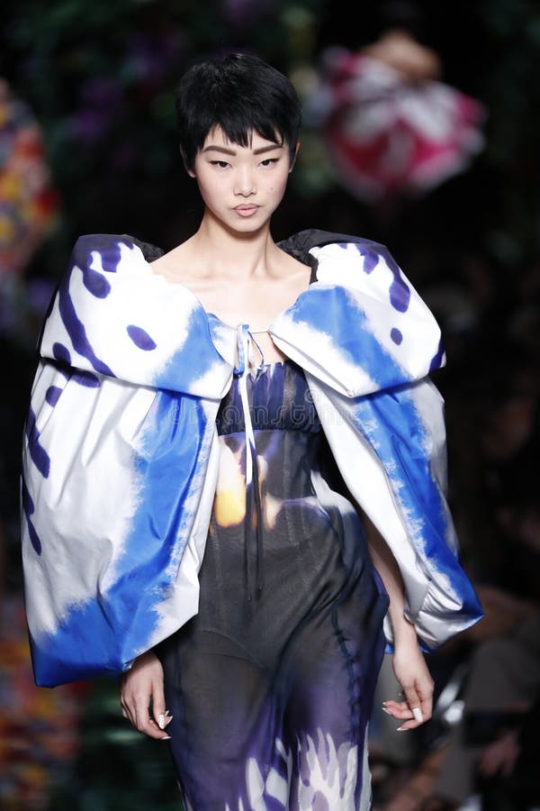 Yoon Young Bae Walks the Runway at the Moschino Ready To Wear Spring ...