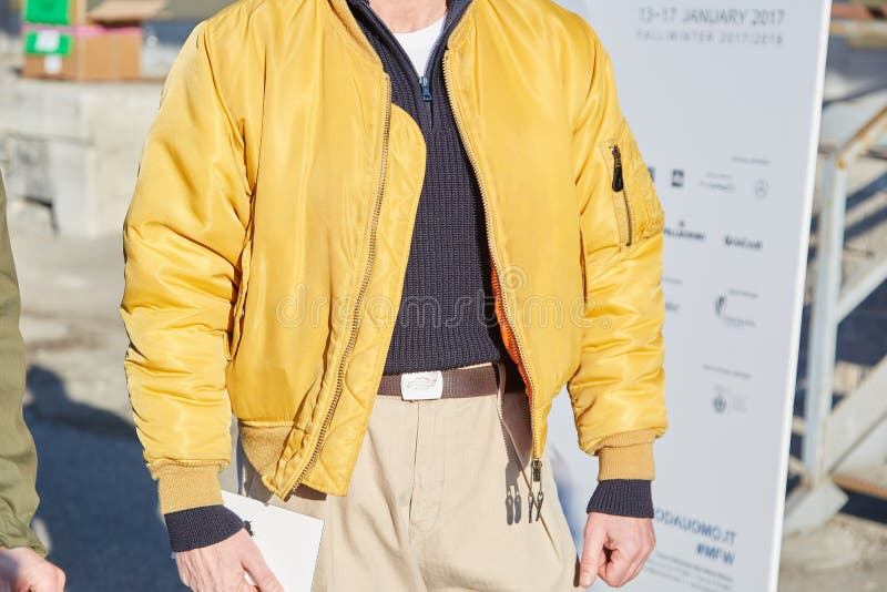 En la cabeza de Converger Intacto Man with Yellow Bomber Jacket before Dirk Bikkembergs Fashion Show, Milan  Fashion Week Street Style on January Editorial Stock Image - Image of look,  yellow: 195186104