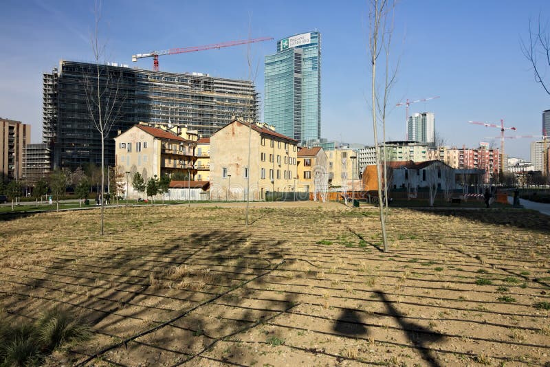 Milan March 21 2019 Fattorie antiche e nuova piantagione di alberi fotografia stock libera da diritti Milan March 21 2019 Fattorie antiche e nuova piantagione di alberi fotografia stock libera da diritti