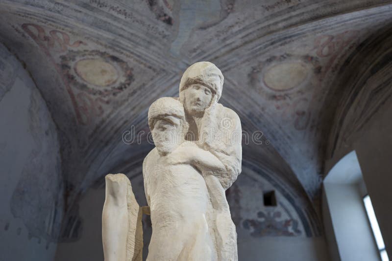 Milan - September 28: Den oavslutade statyn av Michelangelo i pietaen Rondandini på September 28, 2017 i Milan arkivbilder Milan - September 28: Den oavslutade statyn av Michelangelo i pietaen Rondandini på September 28, 2017 i Milan arkivbilder