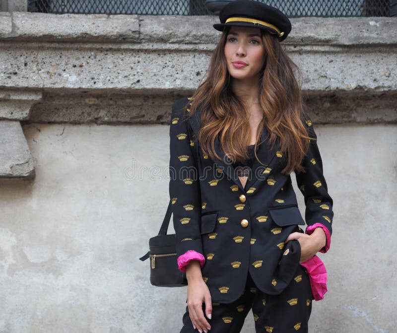 MILAN - SEPTEMBER 21: A fashionable woman before VIVETTA fashion show, Milan Fashion Week street style on September 21, 2017 in Mi royalty free stock photos MILAN - SEPTEMBER 21: A fashionable woman before VIVETTA fashion show, Milan Fashion Week street style on September 21, 2017 in Mi royalty free stock photos