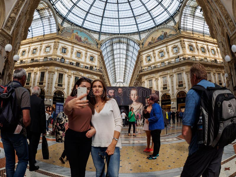 Milan - September 26: Okända turister gör en selfie i Milan Gallery på September 26, 2017 i Milan fotografering för bildbyråer Milan - September 26: Okända turister gör en selfie i Milan Gallery på September 26, 2017 i Milan fotografering för bildbyråer